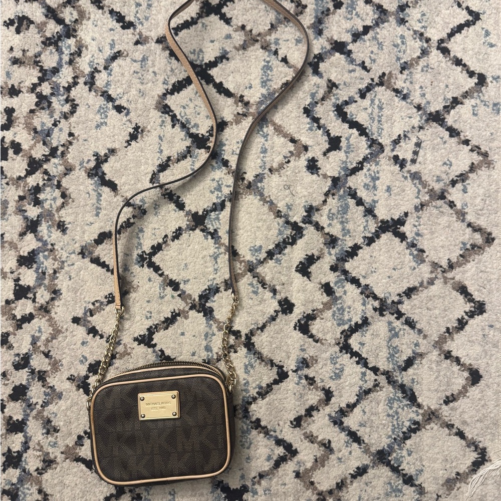 MICHAEL Michael Kors Brown Crossbody Bag with Gold Hardware and Compact Design